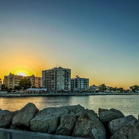 Beachfront Skyline Retreat 1Br Pool Central Larnaca Esterno foto