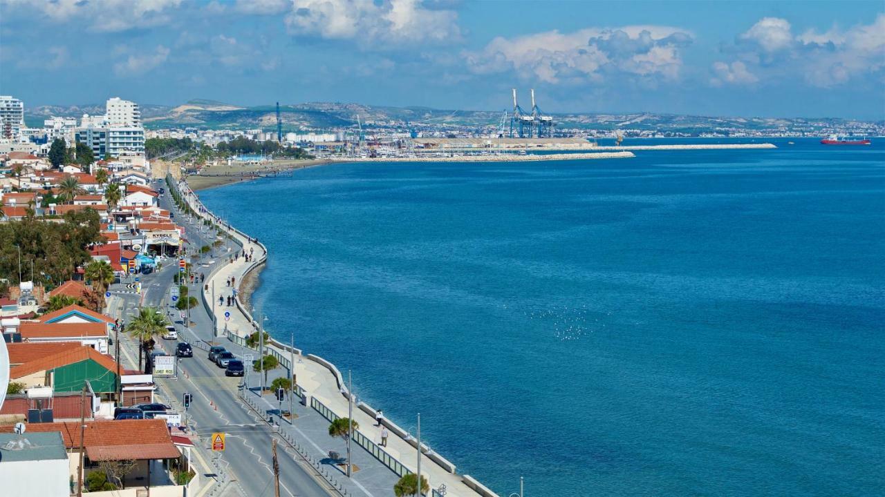 Beachfront Skyline Retreat 1Br Pool Central Larnaca Esterno foto