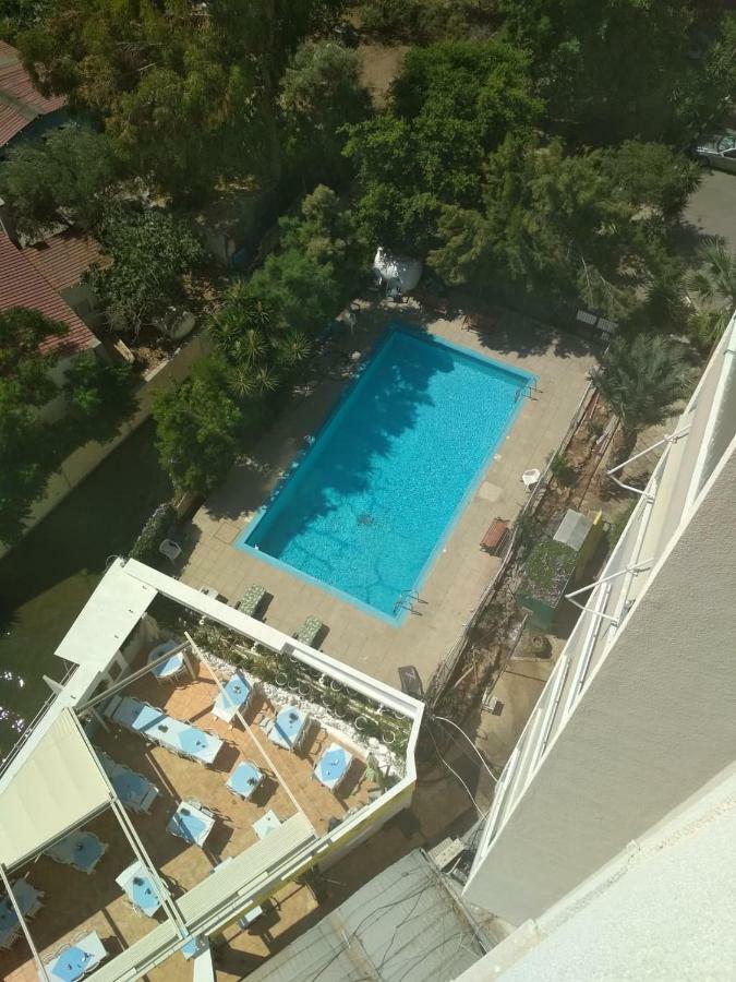 Beachfront Skyline Retreat 1Br Pool Central Larnaca Esterno foto