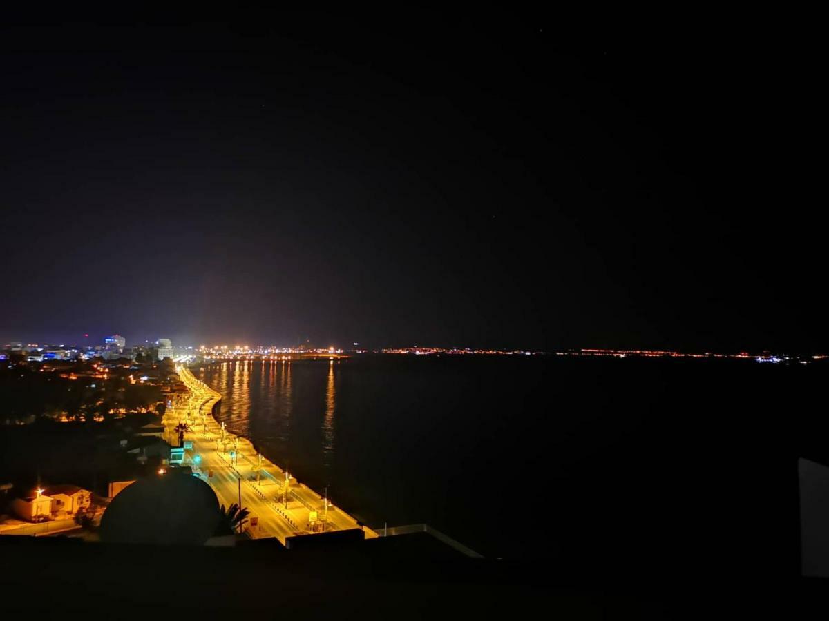 Beachfront Skyline Retreat 1Br Pool Central Larnaca Esterno foto