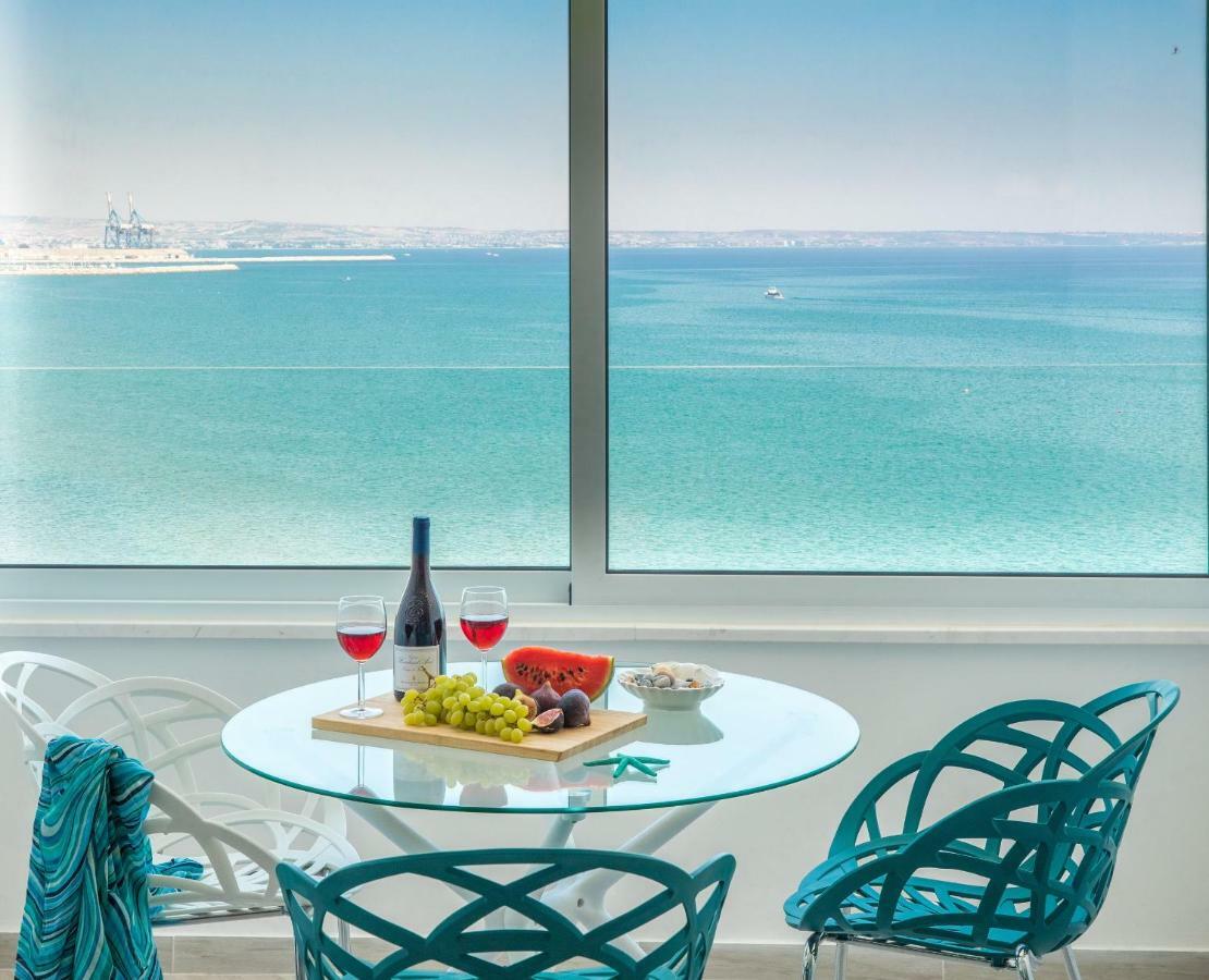 Beachfront Skyline Retreat 1Br Pool Central Larnaca Esterno foto