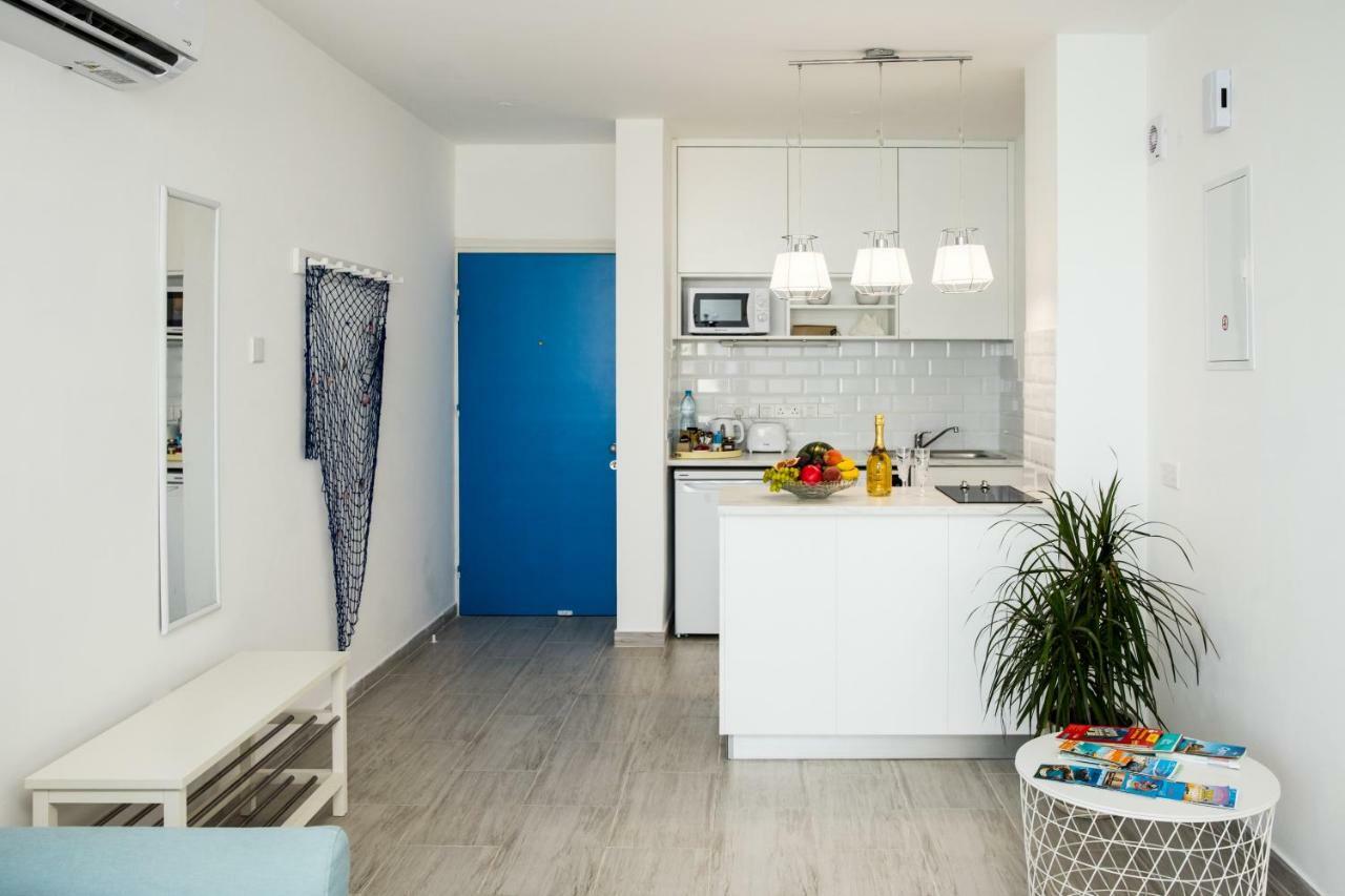 Beachfront Skyline Retreat 1Br Pool Central Larnaca Esterno foto