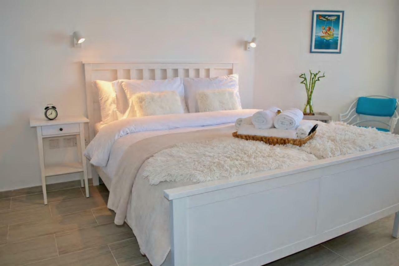 Beachfront Skyline Retreat 1Br Pool Central Larnaca Esterno foto