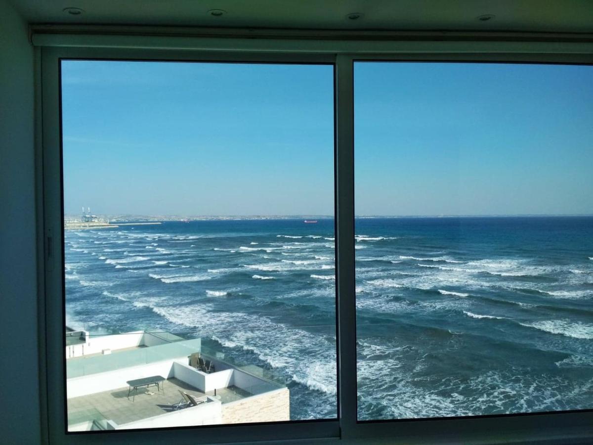 Beachfront Skyline Retreat 1Br Pool Central Larnaca Esterno foto